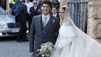 это ее папа, а жених нормальный, см. фото.