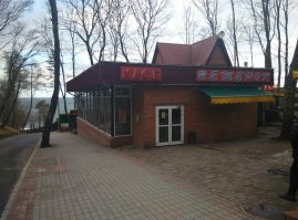 Цены на еду-курортные, но на спуске к морю есть чудесное место. Вкусно и не дорого
