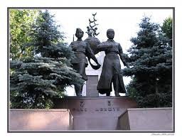 Памятник в Алма-ате  Маншук Маметовой и Алие Молдагуловой.