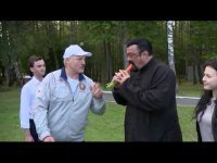 В Беларуси сидят, кроме 10ка самых приближенных к хитрозачёсанному, а ещё есть своё ноухау, для не очень борзых чиновников попавшихся на мелкой взятке, конфисковывают имущество и отправляют руководить убыточным колхозом, за 2 года не вытащил, едешь досижывать)