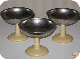 Да, сейчас такого нет. А мороженка с красным сиропом была, клубничным и вишневым, других не видел. Вот в таких чашечках с ложечкой...