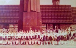А после пионера меня приняли в комсомол, правда не в школе а уже в училище. В школе не заслужил.
Первое фото: Пионеры на площади Красных латышских стрелков.
Последнее фото: Кинотеатр Pionieris (Пионер)