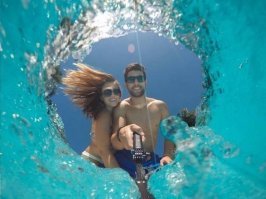 Пытаются палкой достать телефон из унитаза.