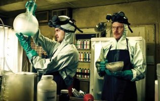 Брал на испуг? Голый преступник выпрыгнул из окна прямо на полицейских