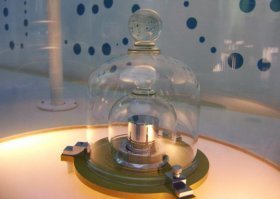 Международный эталон килограмма был отлит в 1889 году и хранится в г. Севр во Франции в сейфе Международного бюро мер и весов, накрытый тремя герметичными колпаками из стекла. Ключи от этого сейфа есть лишь у трех высокопоставленных представителей бюро.  Эталон есть и в России. Хранится он во ВНИИ метрологии им. Менделеева в Санкт-Петербурге. Это два платиново-иридиевых прототипа -   12 и   26. Они находятся на подставке из кварца, накрыты двумя стеклянными колпаками и закрыты в металлическом сейфе. Температура воздуха внутри капсул 20  С, влажность 65 %.