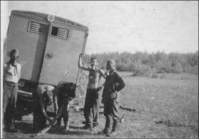 а вот и "экипаж" душегубки...... 
говорят, людей хватали прямо на улицах.....