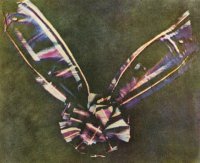 На самом деле первая цветная фотка была сделана лет на 40 раньше этого озера.
В 1861 Максвелл получил цветную фотку  ленты-шотландки на фоне черного бархата.