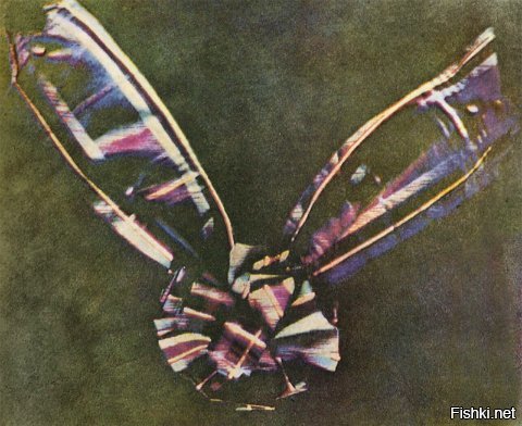 На самом деле первая цветная фотка была сделана лет на 40 раньше этого озера.
В 1861 Максвелл получил цветную фотку  ленты-шотландки на фоне черного бархата.