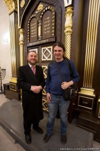 фото местного лайкодрочера,рань артистов собирал ,сейчас за Героев взялся,без лайков никак...