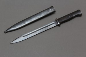 В ролике - не винтовка, а карабин. А это, извините, разница. Причём, весомая 
Кстати, карабину штык (особенно трёхгранный) нужен как собаке пятая нога. Так у немцев и не научились хорошему.
Штык-нож гораздо полезнее и удобнее.