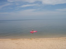 А у меня друг в станице Голубицкая на Азовском море 2 гостиницы построил,  ездим к нему периодически, красота, чистота, пляжи пустые, стоимость хавки, пива и вина ниже плинтуса, сейчас с открытием моста думаю больше народу станет, скорее всего. Рекламировать не буду - обычно уже в феврале-марте весь сезон расписан с мая по сентябрь, но заинтересовавшимся рекомендую погуглить.