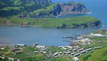 Конечно здорово все поменялось. Служил там 92-94. Вон в дали пограничные корабли стоят у пирса. В 94 еще землетрясение сильное было. Много строений пострадало. А сейчас смотрю все прямо расцвело. Наикрасивейшие места с уникальной природой.