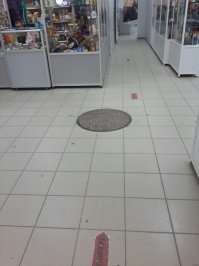 Даааа, люками в магазинах теперь никого не удивишь, а вот на улице они действительно редкость! -_-