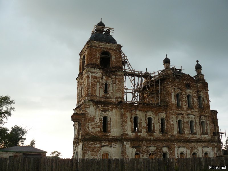Курганская область, село Усть-Суерское. В 2008 был в таком виде, но уже тогда начинались реставрационные работы, не могу сказать когда восстановили, но действует уже несколько лет.