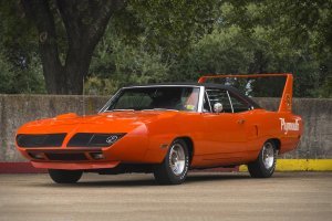 Plymouth Superbird очень элегантный и один из самых желанных маслкаров 70-ых. Ценник на вторичном рынке может доходить до 500 000 баксов за экземпляры в идеальном состоянии и имеющие отношение к NASCAR.