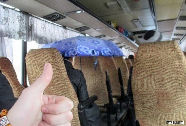 неоднократно видел в автобусе людей с открытым зонтом, слышал, что это, вроде как, помогает справится с боязнью толпы..