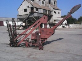 в начале 2000х болтался в Курской области, и там рулил вот таким агрегатом ... 
и кстати у него привод от двигателя к колесам идет через вариатор ...