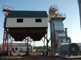 Зернопогрузчики такой конструкции делались еще при СССР ... 

а сортировку/очистку зерна делали на стационарных ЗВС - с несколькими бункерами ( 3 или 4 ) для возможности сортировки крупного/мелкого зерна и совсем мелкой "некондиции" ... 
но для небольшого хозяйства строительство стационарной ЗВС дело практически нереальное - поэтому такой "мобильный" вариант зерносортировки вполне может пользоваться спросом.