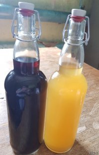 Что-то не понимаю таких товарищей. На кой ляд покупать псевдо цкт (бродилка его ..дорогая и бесполезная) и использовать ячку? Это выйдет пивной напиток, но никак не пиво.
Короч на пальцах если, то сварить пиво можно в любой кастрюле. Всё остальное только упрощает его производство. А этому товарищу денешку девать некуда. Накупил то, что насоветовал менеджер. 
Кастрюлю/заторник 8-10 килорублей, недоцкт еще 10 + проглянул чехол для кастрюли еще 3-5 кило.
За эти деньги можно собрать автоматическую пивоварню, клон браумастера литров на 25-27 пива.
Еще раз повторюсь, что в пиво крупу несоложеную только мудаки кидают и балтика.
Варил из ячменя, а по мутности вышла пшеничка)
Раскидываю его рецепт
1 Солод Венский (курск) - 3 кг *45 =135р
2 Крупа ячневая - 5кг*15=75р
2 Дрожжи Т58 - 180 р. 
3 Хмель хз какой, допустим Перле - 250 р. (100гр)
Итого: 640 р
640р/25л=25,6р за литр, что дешего, но не вкусно.
Опять же 100гр хмеля вполне хватит на 3 варки по 25 литров.
 В итоге товарищи если пользовать обычную кастрюлю + мешок для солода. Обязательно солод без несоложеной крупы базу того-же венского + для цвета какого-либо карамельного. И закупаться сразу на 3-4 варки (хмель обычно в пакетах 50-100 гр)..И главное правильно использовать дрожжи, опять же можно их вообще размножать,  хранить в холодильнике. То вполне себе ничего так эль можно получить дома по себестоимости 16-22 р за Литр (не пол литра).
А данный товарищ просто новичок совсем,решил поделиться своей радостью.
Справа пшеничное, оно и должно быть мутным.