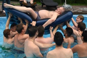 Без одобрения шефа ЛДПР эти "законодатели" и пукнуть не смеют...
  Вся суть этой фракции в одном снимке: