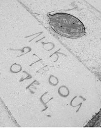 В Калининграде строители вместо брусчатки уложили много люков