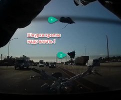 Мотоциклист врезался машину и перелетел через крышу