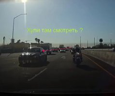 Мотоциклист врезался машину и перелетел через крышу