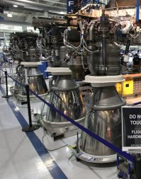 Знакомься, на первой фотографии Мерлин. Это двигатель ракеты Falcon 9, и соответственно их 9 штук в первой ступени. На второй фотографии двигатель RS-68A, на котором летает Delta IV и Delta IV Heavy. Так что, американцы могут обойтись и без российских ракетных двигателей.