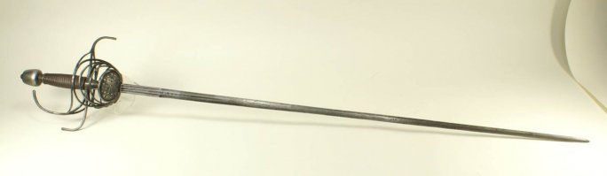 А мне больше рапиры нравятся. Изящно и убойно...
Не понимаю что красивого в катане? По-моему на длинный нож похожа... Ну никакого сравнения с красотой рапиры.