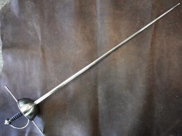 А мне больше рапиры нравятся. Изящно и убойно...
Не понимаю что красивого в катане? По-моему на длинный нож похожа... Ну никакого сравнения с красотой рапиры.