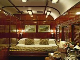 Если сравнивать с современными поездами класса люкс, то примерно на уровне.