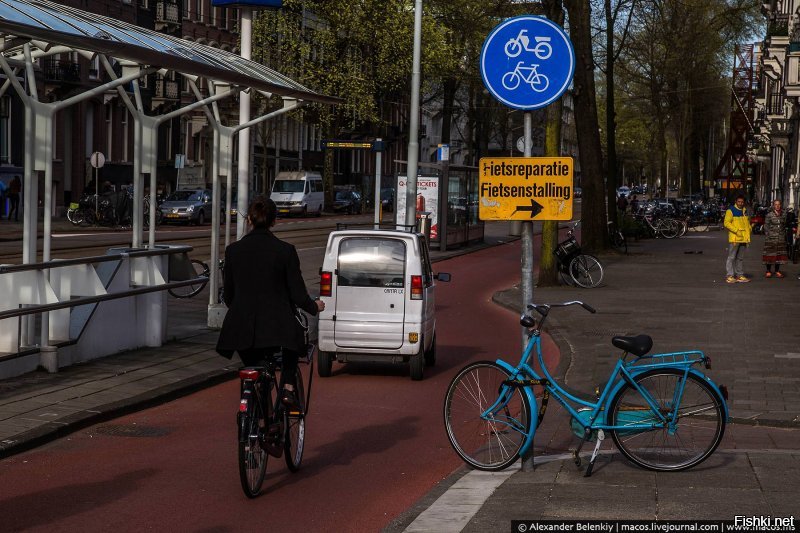 Canta   микроавтомобиль-мотоколяска для инвалидов, который выпускает нидерландская фирма Waaijenberg. Для управления этими мотоколясками не нужны права обычного образца, но требуется специальный сертификат. Ширина мотоколяски Canta меньше 1,10 метров, поэтому, в соответствии с нидерландскими правилами дорожного движения, на них можно ездить по велосипедным дорожкам.