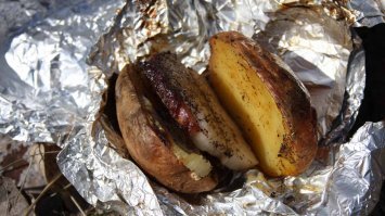 Нет ничего лучше, чем картошка на костре!!!