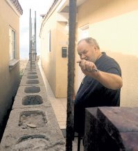 зато папаша Меган снимает квартирушечку в Мексике..