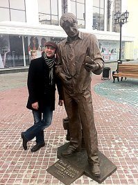 Гена Букин имеет персональный памятник )))
А сериал - отличный!