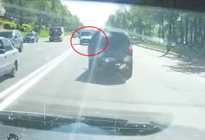 Читатель, посмотри видео внимательно. Писанина это хорошо, но я в первую очередь ориентируюсь на то что вижу.
фото1: четко видно, что Газель полностью на встречке со всеми своими колесами, не перекошена, едет ровненько.
фото2: удар передним левым колесом о Шевроле (как раз тем колесом, которого нет на фото выше)
фото3: после удара видно как Газель начинает вести влево и происхлдит еще одно столкновение.
Так что все туфта, что колесо оторвалось до ДТП. "Читатель".