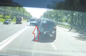 Читатель, посмотри видео внимательно. Писанина это хорошо, но я в первую очередь ориентируюсь на то что вижу.
фото1: четко видно, что Газель полностью на встречке со всеми своими колесами, не перекошена, едет ровненько.
фото2: удар передним левым колесом о Шевроле (как раз тем колесом, которого нет на фото выше)
фото3: после удара видно как Газель начинает вести влево и происхлдит еще одно столкновение.
Так что все туфта, что колесо оторвалось до ДТП. "Читатель".