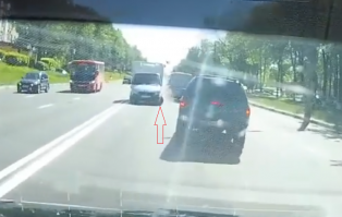 Читатель, посмотри видео внимательно. Писанина это хорошо, но я в первую очередь ориентируюсь на то что вижу.
фото1: четко видно, что Газель полностью на встречке со всеми своими колесами, не перекошена, едет ровненько.
фото2: удар передним левым колесом о Шевроле (как раз тем колесом, которого нет на фото выше)
фото3: после удара видно как Газель начинает вести влево и происхлдит еще одно столкновение.
Так что все туфта, что колесо оторвалось до ДТП. "Читатель".