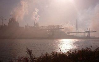Вот примерно то место. Всегда поражали люди, которые ловят там рыбу. Ну ладно летом - на продажу курортникам, а зимой куда они ее девают