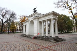 Странно
пешеходную дорожку между двумя озерами ( одно из которых - отстойник ливневых вод) назвали улицей Старокубанской........
я как раз напротив живу.......

под парком коммунисты действительно делали убежище, один их входов в которое - не через какой-то люк, а через нормальную дверь, с боковой части арки (дверь покрашена в цвет всей арки, но хорошо видна)