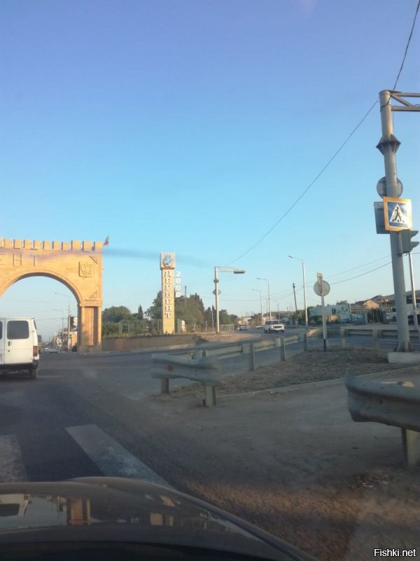 Сентябрь 2017! Заезжали с женой по дороге в Баку)

Идя с крепости, зашли за мороженкой в местный магазин, который был прямо в жилом доме, продавец, очень колоритный старец обрадовался тому что мы с Москвы, и позвал хозяйку, накрыл нам обед и чай... я подумал ну спросят денег фиг с ним, хоть поболтаем, да и все равно обедать пора, так вот.... мало того, что у нас денег не спросили, у нас их и не взяли, очень обиделся дед.... попросил всем рассказать о кавказском гостеприимстве.... вот...
Рассказываю)

п.с. сказал что сами в городе терпеть не могут тех кто спускается с горных сел... ведут себя ужасно, даже в Дербенте, кстати тоже самое мне рассказали в Грозном...
и еще, пока мы там были убили местного прокурора и ввели режим КТО, каждые 2-3 км досмотры транспорта и документов...

Всем удачных путешествий!!!!!!!!!!!