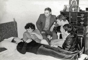 Первые часы смерти Высоцкого, и в жизни и в смерти друг рядом (Абдулов в клетчатой рубахе)