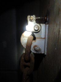 Зраасьте приехали. Как это цепь не крепится в цепном ящике? Кто вам такую чушь рассказал? Цепь крепится обязательно и сие устройство называется Жвака-галс.

"Жвака-галс (нидерл. zwak-hals)   отрезок якорной цепи из общих звеньев.

Один его конец с помощью специальной концевой скобы крепится к обуху цепного ящика; Второй конец жвака-галса с помощью концевого звена и глаголь-гака присоединяется к коренной смычке якорной цепи.

Длина жвака-галса выбирается такой, чтобы при полностью вытравленной якорной цепи глаголь-гак оказывался между палубным клюзом и шпилем.

Словосочетание  вытравить до жвака-галса  означает выпуск якорной цепи на всю её длину. В аварийной ситуации для освобождения судна от якоря может использоваться местное или дистанционное откидывание гака жвака-галса."(вики)

P.S. - Не дай бог вам такое при моряках сказануть, засмеют же. Или отправят якорь рашпилем точить, да кнехты кувалдой осаживать