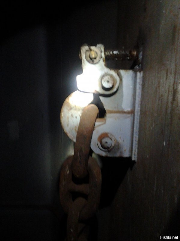 Зраасьте приехали. Как это цепь не крепится в цепном ящике? Кто вам такую чушь рассказал? Цепь крепится обязательно и сие устройство называется Жвака-галс.

"Жвака-галс (нидерл. zwak-hals)   отрезок якорной цепи из общих звеньев.

Один его конец с помощью специальной концевой скобы крепится к обуху цепного ящика; Второй конец жвака-галса с помощью концевого звена и глаголь-гака присоединяется к коренной смычке якорной цепи.

Длина жвака-галса выбирается такой, чтобы при полностью вытравленной якорной цепи глаголь-гак оказывался между палубным клюзом и шпилем.

Словосочетание  вытравить до жвака-галса  означает выпуск якорной цепи на всю её длину. В аварийной ситуации для освобождения судна от якоря может использоваться местное или дистанционное откидывание гака жвака-галса."(вики)

P.S. - Не дай бог вам такое при моряках сказануть, засмеют же. Или отправят якорь рашпилем точить, да кнехты кувалдой осаживать