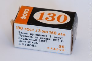 И еще дополнение: 
Самая крутая пленка была уже в кассете, то есть её не надо было наматывать, а кассету потом можно было еще много и много раз использовать. Попроще была пленка на катушке - её тоже не надо было наматывать, а просто вынуть в темноте и вставить собственно в саму кассету. Ну и уж дешевле всего была в рулоне, которую и описал автор :)