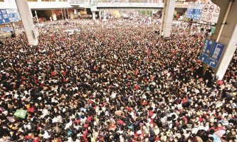 Развод чистой воды... 26 Китайцев за час делают 52 iPhone X.
А она всего 2 штуки предложила. 
К тому же 26 китайцев могут сделать минимум 13 новых китайцев за неделю. Которые в свою очередь будут делать новые iPhone и новых китайцев.

Так что ребята молодцы что не согласились на взятку!!!