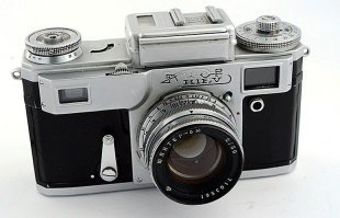 Первую свою пленку лет в 8 я зарядил в касету и отснял батиным "Киевом-4". Серебистые органы управления, экспонометр под подпружиненной металлической шторкой, видоискатель в пятке для вспышки (вместо штатника стоял широкоугольник, а камера не зеркальная) и характерный мягкий звук затвора, похожий на поцелуй в щеку, вместо привычного щелчка. Вещь!
Оценив результат и серьезность намерений, на следующую днюху батя презентовал мне мой первый собственный фотик - простенькую мыльничку "Эликон". Отснятые "Эликоном" пленки сам проявлял, печатал, глянцевал.
А через пару лет получил на очередную днюху ФЭД 5с, с которым объездил все школьные экскурсии и т.д. и вступил в эру минифотолабораторий и цветной фотографии.

Ну, а дальше прогресс, цифра, телефоны... Все это оч. удобно и просто, но ширпотреб и как у всех, а ТО все - какое-то таинство и ностальгия)))