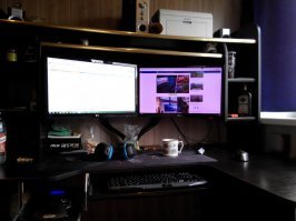 У меня вот так - системник должен быть под столом.