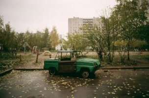 Переломный момент в Москве, когда чиновники ещё не отдуплили, что безопаснее не воровать напрямую, а на благоустройстве пилить. Зацените шикарный асфальт. У меня во дворе такой в середине 90-х внезапно положили (старый реально менять ндо было-дыра на дыре). 10 лет пролежал и хоть бы хны. А потом понеслось: год бордюры меняют, год асфлаьт.