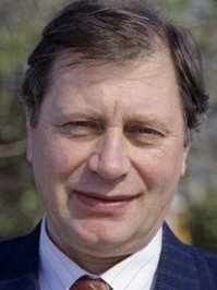 Поржал. Портоса играл Смирнитский, который слава Богу жив.